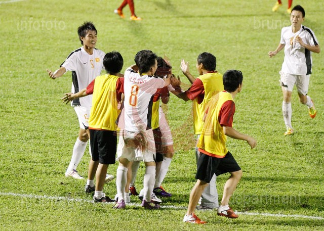 Niềm vui của các cầu thủ U.19 Việt Nam sau khi giành vé vào bán kết